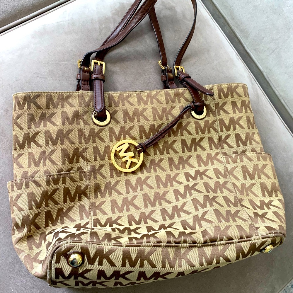 Michael Kors Purse. Good condition. Lovely bag and comfortable.